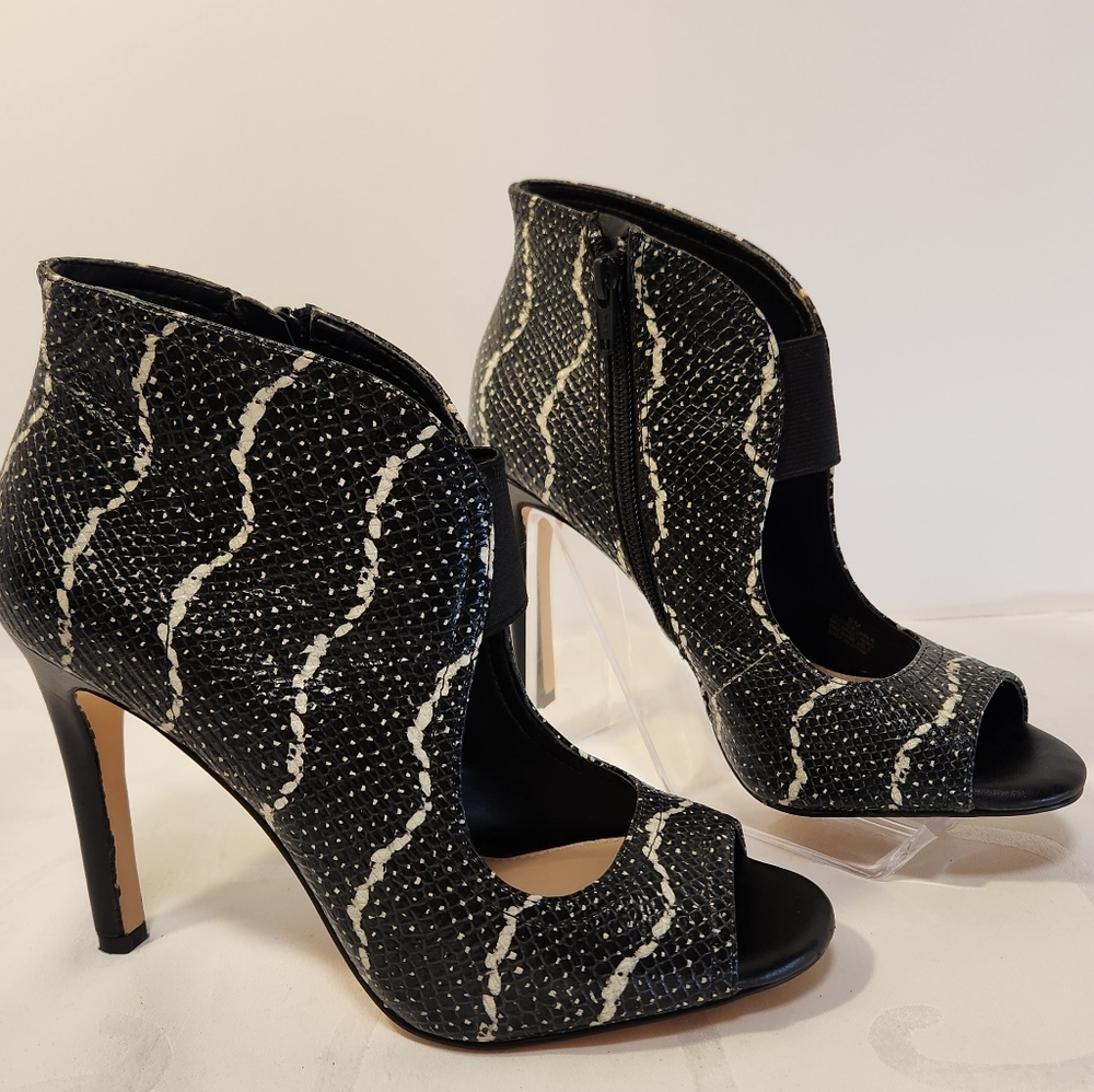 Gianni Bini Black and White Snakeskin Stiletto Leather Bootie Size 6